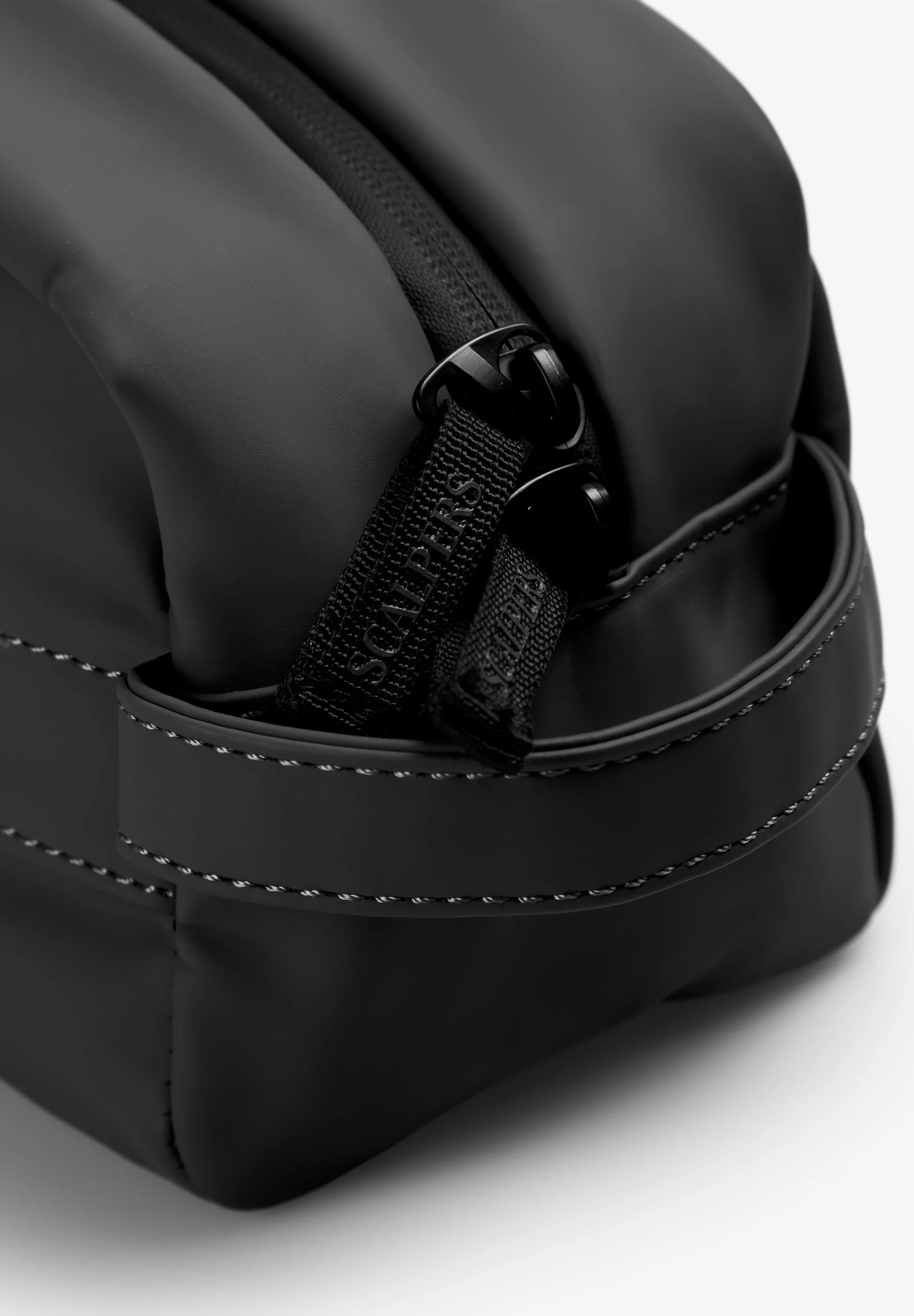 REFLECTIVE LOGO TOILETRY BAG - Image 4