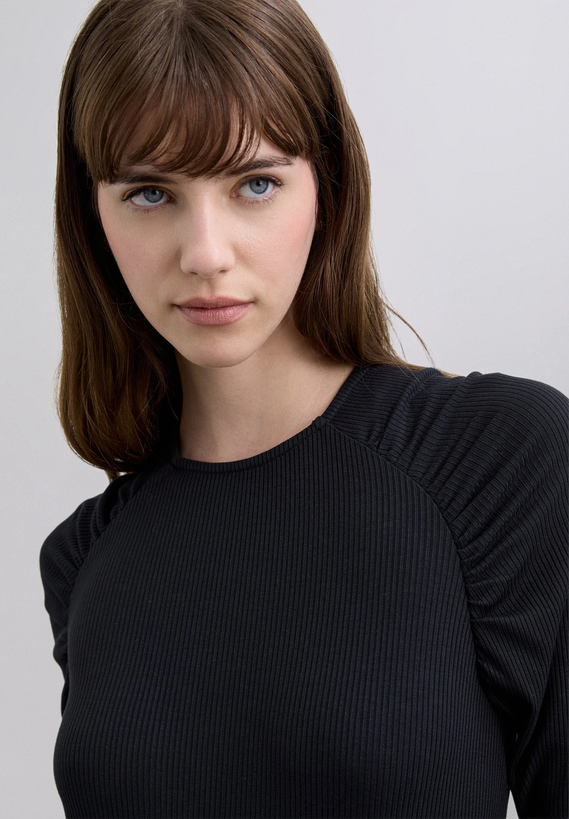 RIBBED T-SHIRT WITH GATHERED SHOULDER DETAIL - Image 3