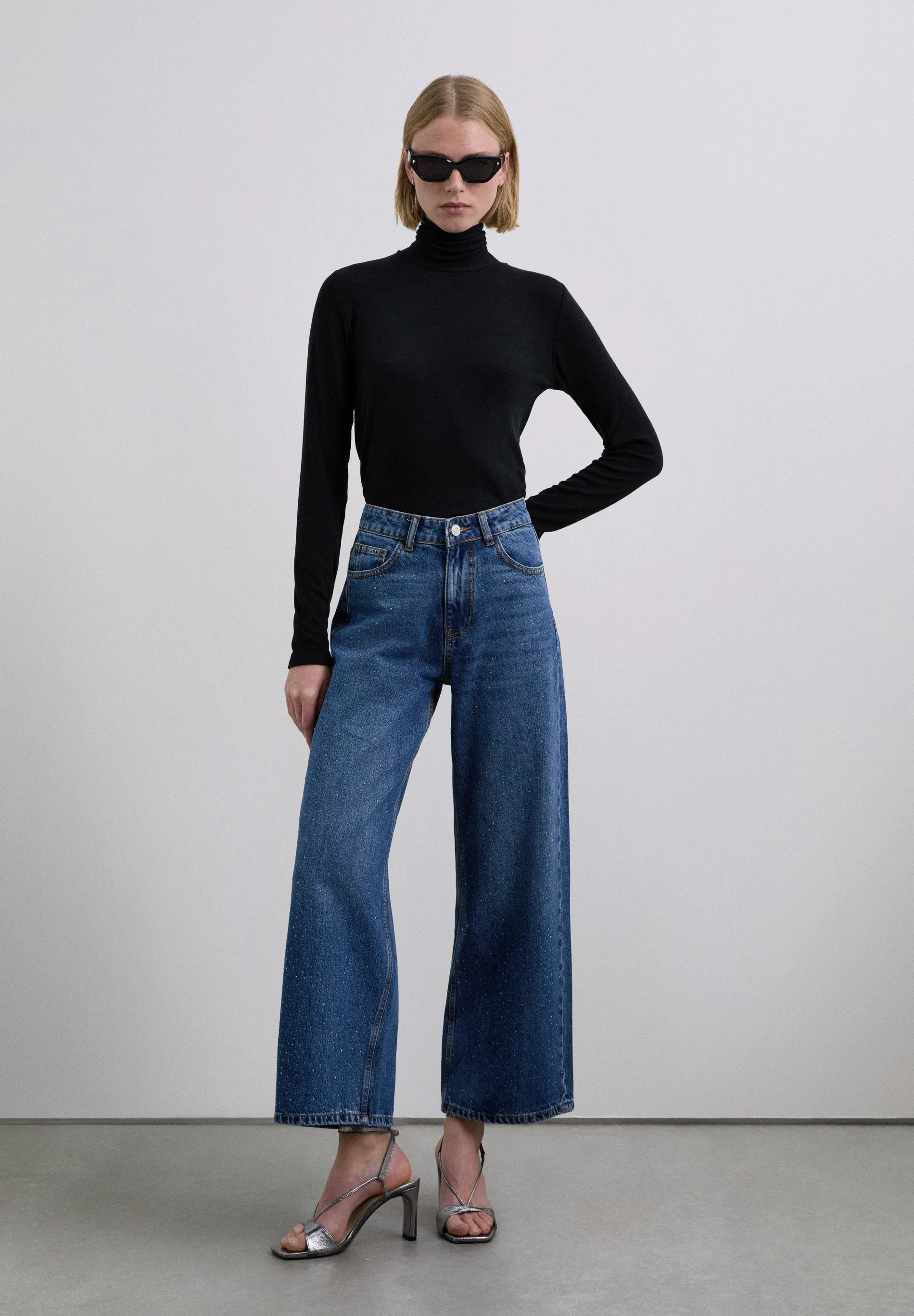 STRAIGHT JEANS WITH STUDS