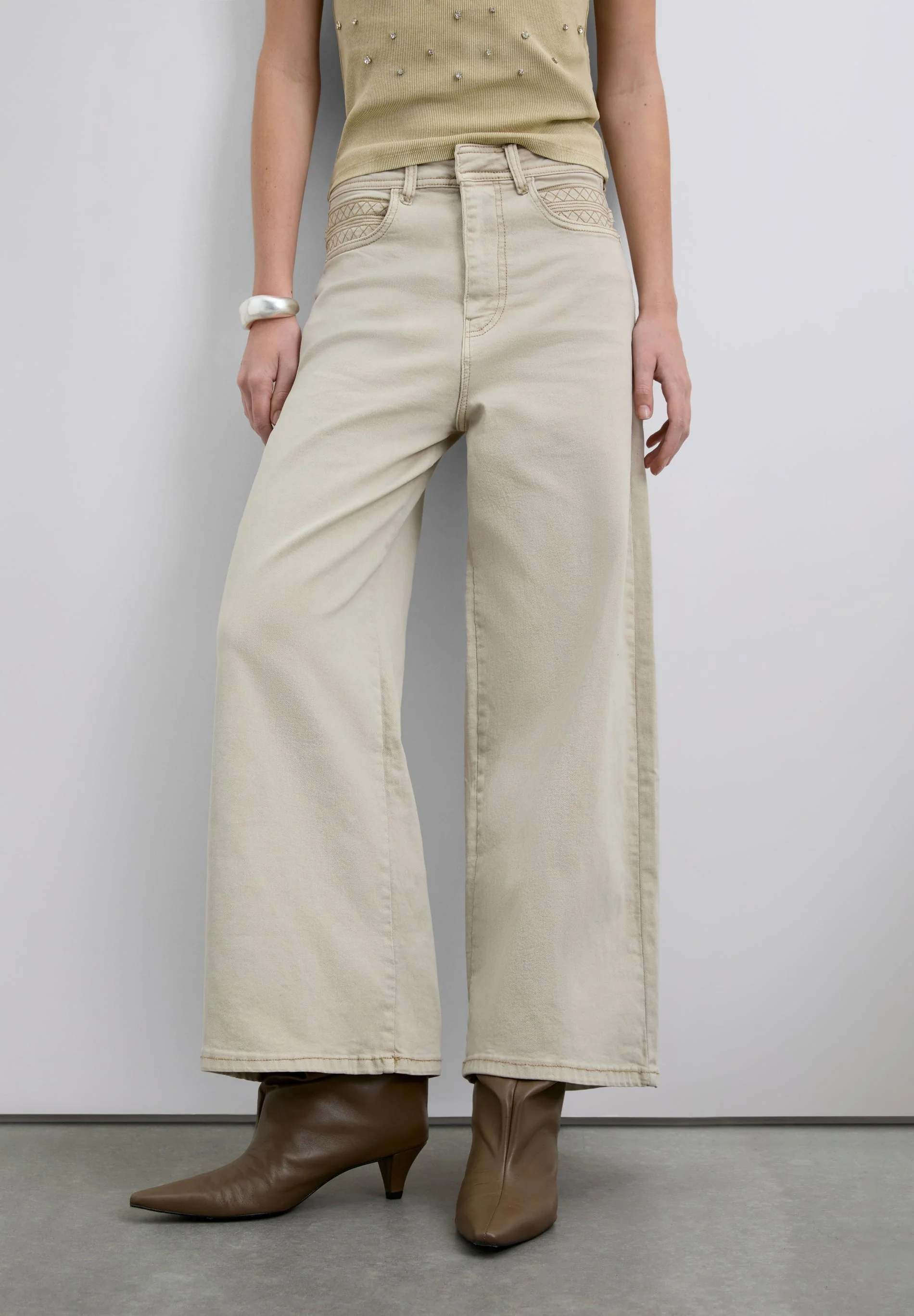 HIGH-RISE TROUSERS WITH STITCHING DETAIL - Image 2