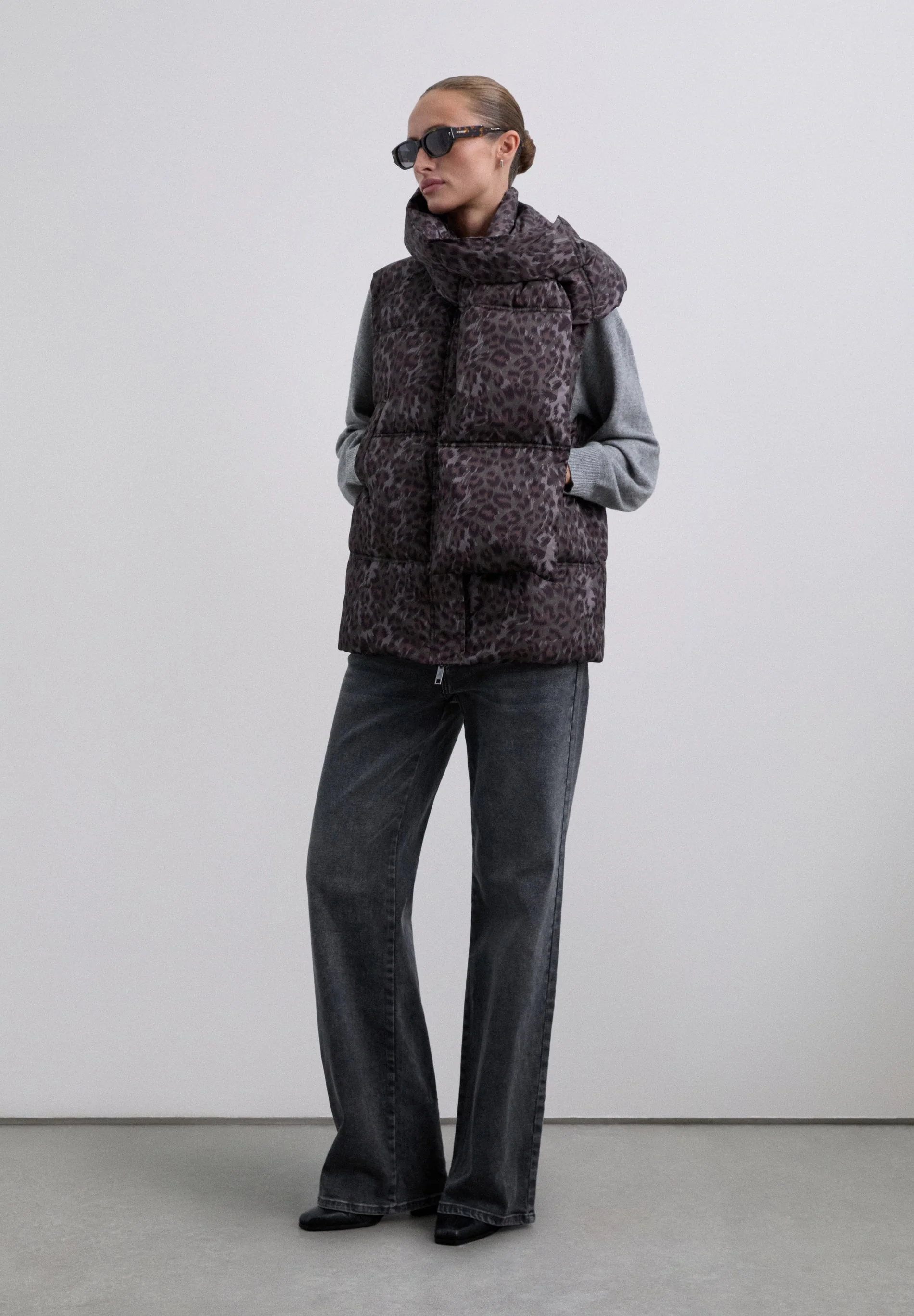 ANIMAL PRINT GILET WITH DETACHABLE SCARF - Image 2
