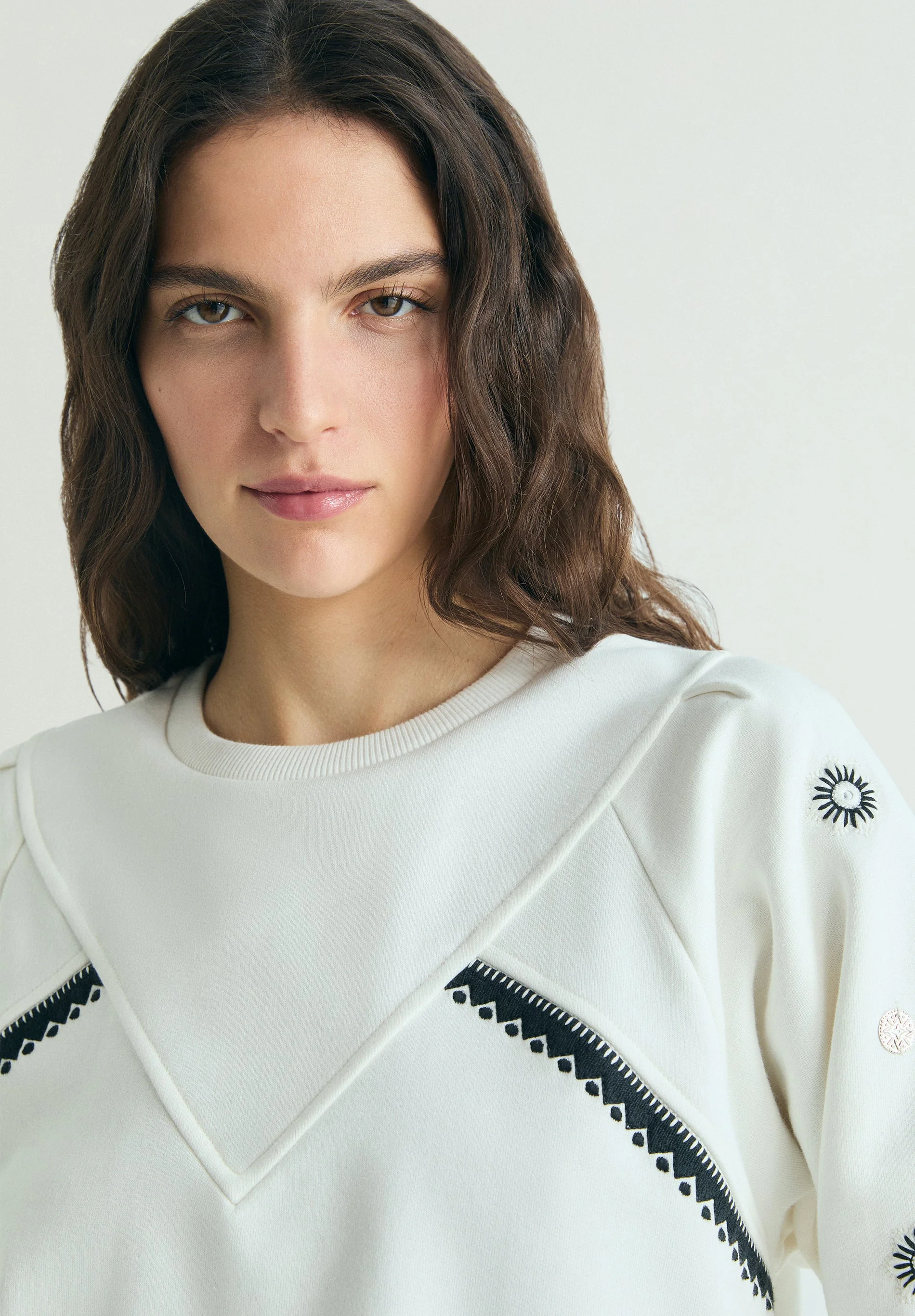 EMBROIDERED SWEATSHIRT WITH APPLIQUÉS - Image 4