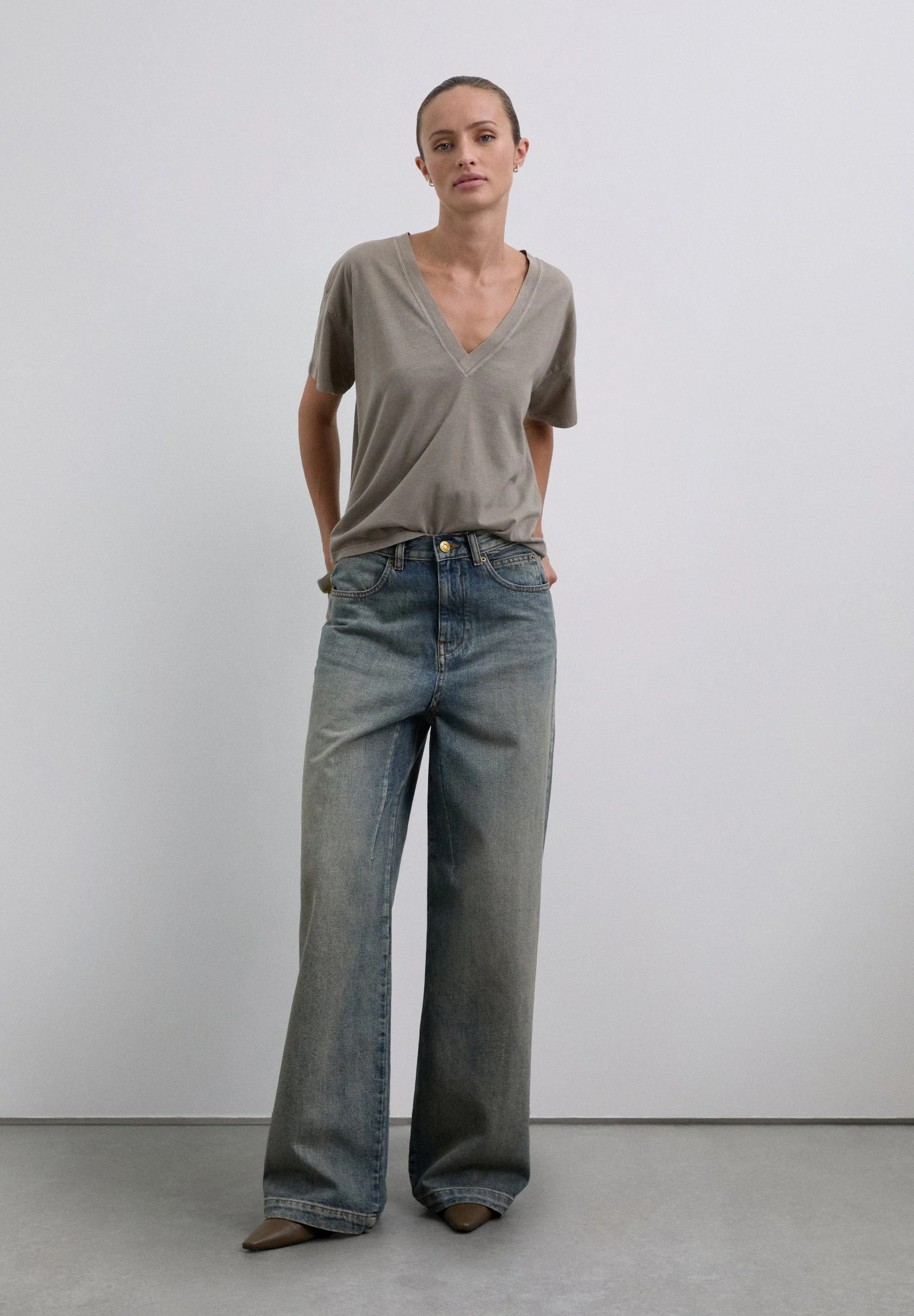 BASIC V-NECK T-SHIRT - Image 3