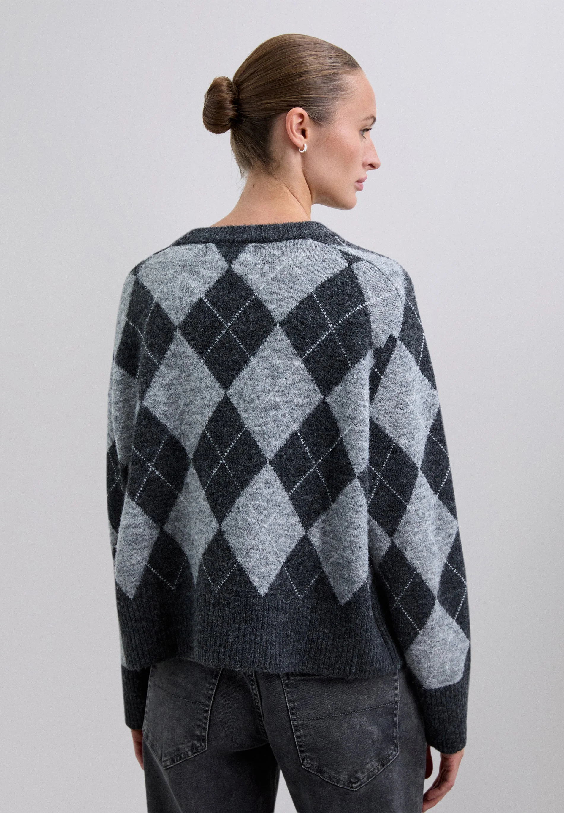TWO-TONE DIAMOND PATTERN SWEATER - Image 5