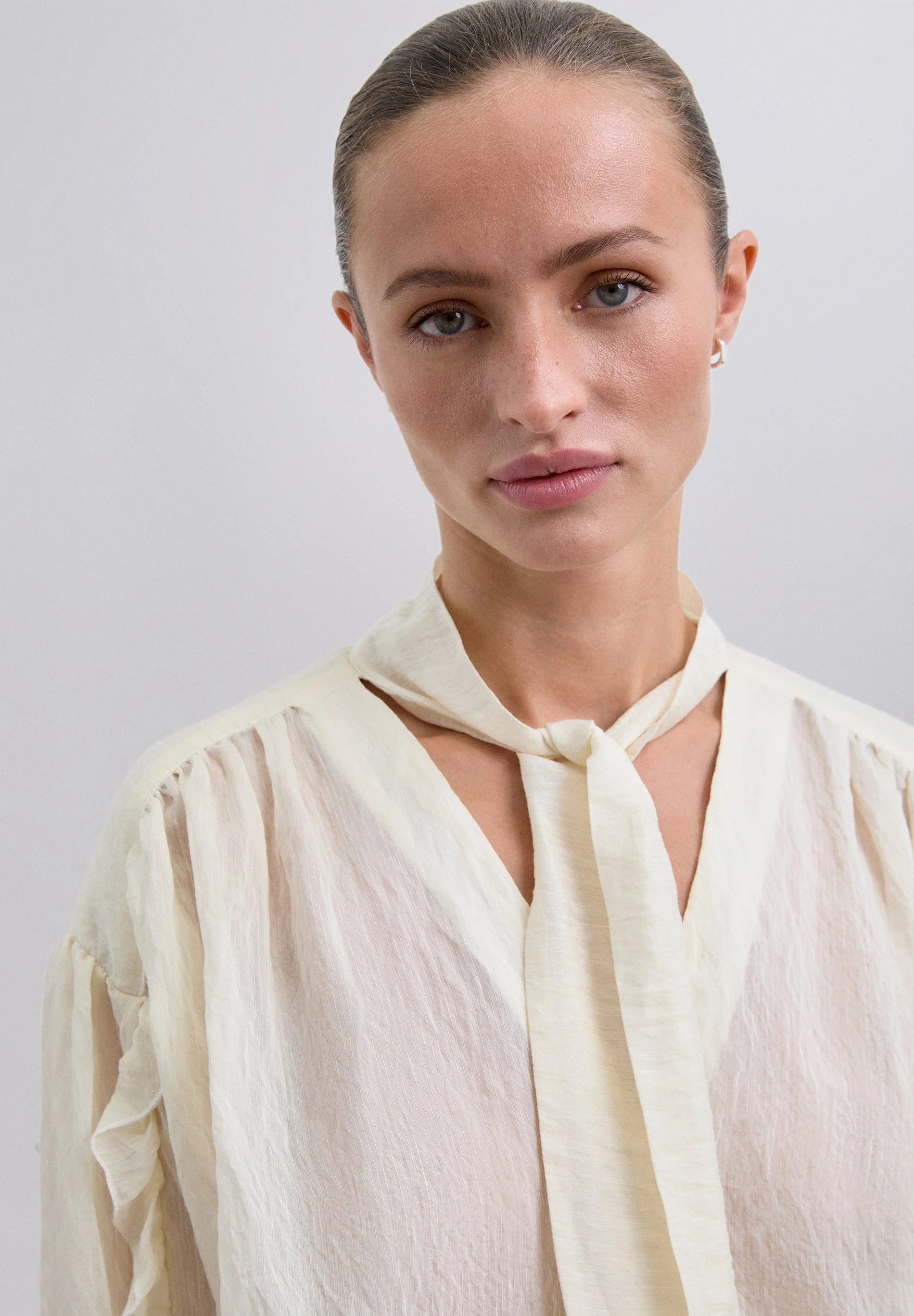 GATHERED BLOUSE WITH TIE DETAIL - Image 3